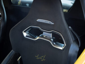 Sièges baquets avec logo – ALPINE – A110 Color Edition – 2021 – Jaune Tournesol – 16 900 km – 292 ch – 4 cylindres Turbo – Transmission : Sequentielle – Origine Allemagne – Privaty Cars – Dépôt-vente sécurisé de véhicules de prestige proche de Bordeaux