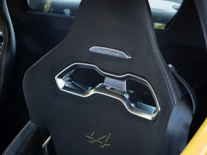 Sièges baquets avec logo – ALPINE – A110 Color Edition – 2021 – Jaune Tournesol – 16 900 km – 292 ch – 4 cylindres Turbo – Transmission : Sequentielle – Origine Allemagne – Privaty Cars – Dépôt-vente sécurisé de véhicules de prestige proche de Bordeaux
