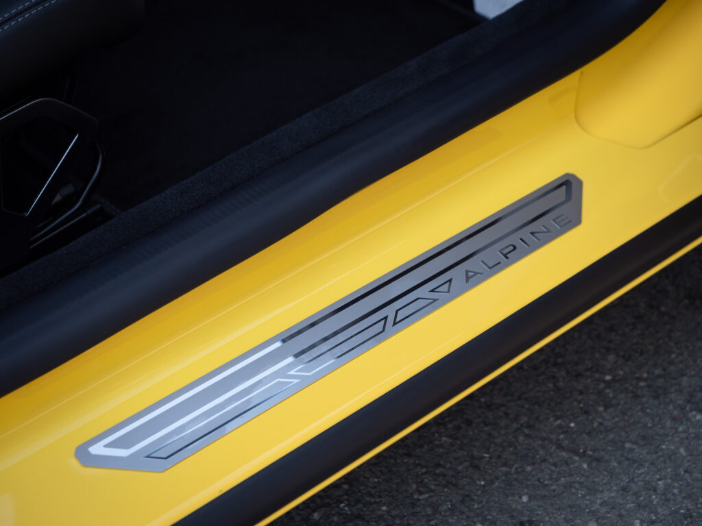 Seuil de porte avec inscription – ALPINE – A110 Color Edition – 2021 – Jaune Tournesol – 16 900 km – 292 ch – 4 cylindres Turbo – Transmission : Sequentielle – Origine Allemagne – Privaty Cars – Achat et vente de voitures de luxe d’occasion près de Niort