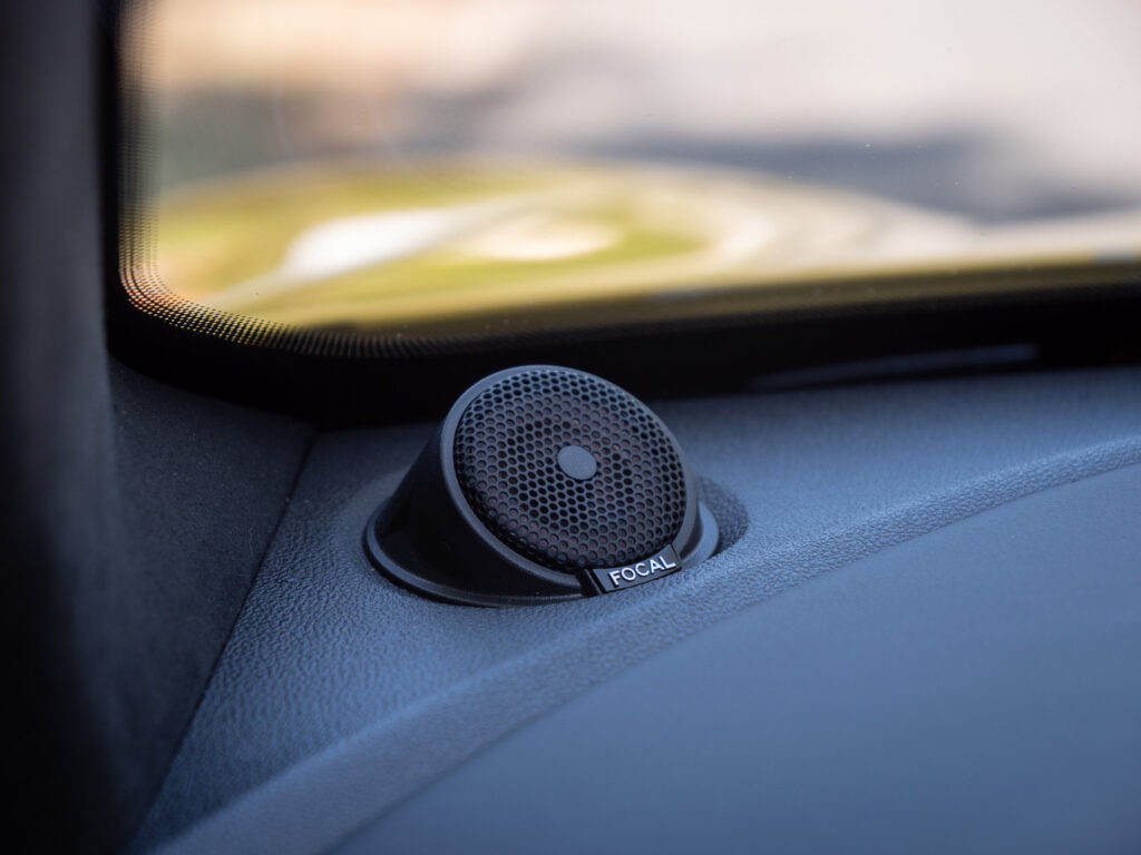 Haut-parleur intégré sur tableau de bord – ALPINE – A110 Color Edition – 2021 – Jaune Tournesol – 16 900 km – 292 ch – 4 cylindres Turbo – Transmission : Sequentielle – Origine Allemagne – Privaty Cars – Estimation et rachat de véhicules haut de gamme proche de Nantes