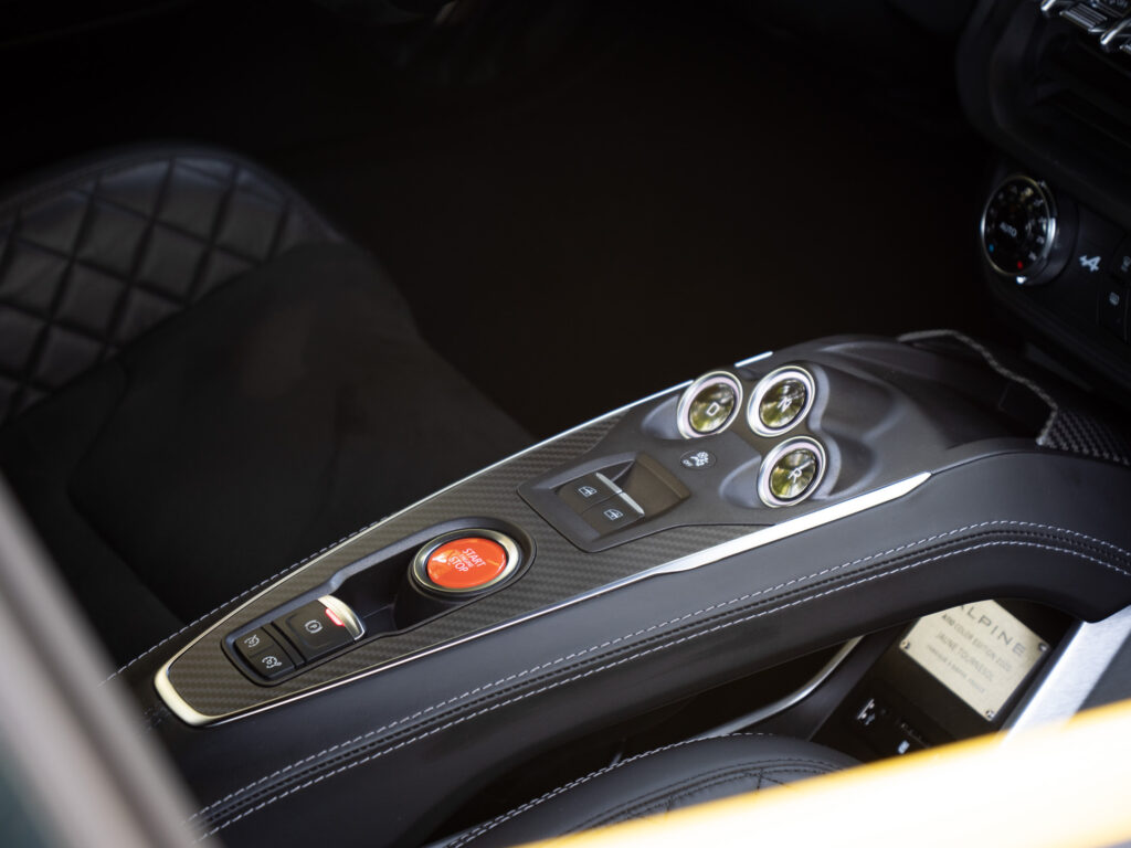 Console centrale avec commandes et boutons – ALPINE – A110 Color Edition – 2021 – Jaune Tournesol – 16 900 km – 292 ch – 4 cylindres Turbo – Transmission : Sequentielle – Origine Allemagne – Privaty Cars – Expert des sportives d’occasion haut de gamme à La Rochelle