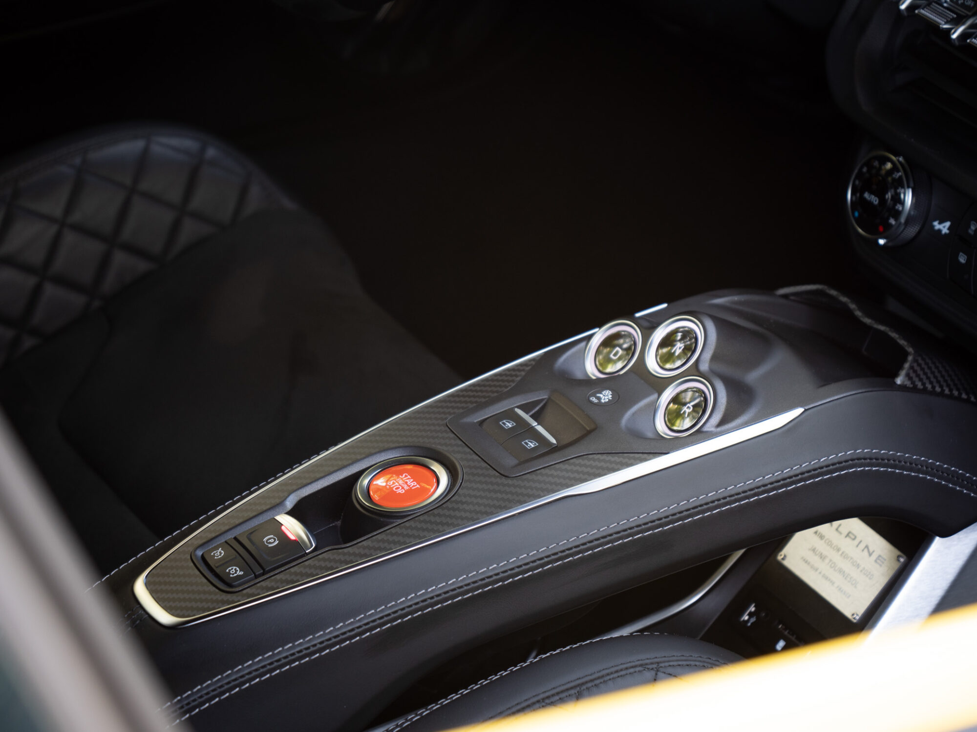 Console centrale avec commandes et boutons – ALPINE – A110 Color Edition – 2021 – Jaune Tournesol – 16 900 km – 292 ch – 4 cylindres Turbo – Transmission : Sequentielle – Origine Allemagne – Privaty Cars – Expert des sportives d’occasion haut de gamme à La Rochelle