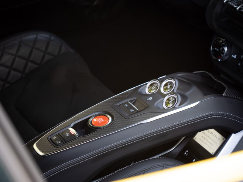 Console centrale avec commandes et boutons – ALPINE – A110 Color Edition – 2021 – Jaune Tournesol – 16 900 km – 292 ch – 4 cylindres Turbo – Transmission : Sequentielle – Origine Allemagne – Privaty Cars – Expert des sportives d’occasion haut de gamme à La Rochelle