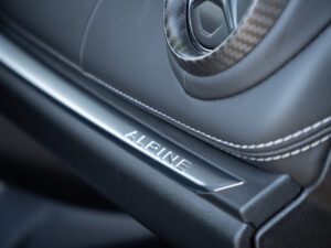 Plaque de seuil avec inscription – ALPINE – A110 Color Edition – 2021 – Jaune Tournesol – 16 900 km – 292 ch – 4 cylindres Turbo – Transmission : Sequentielle – Origine Allemagne – Privaty Cars – Conciergerie automobile pour véhicules de sport dans l’Ouest de la France