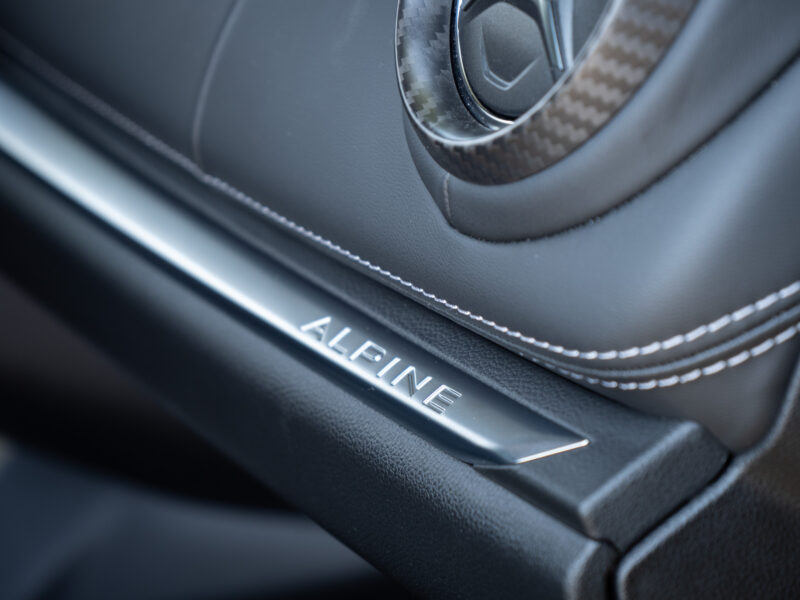 Plaque de seuil avec inscription – ALPINE – A110 Color Edition – 2021 – Jaune Tournesol – 16 900 km – 292 ch – 4 cylindres Turbo – Transmission : Sequentielle – Origine Allemagne – Privaty Cars – Conciergerie automobile pour véhicules de sport dans l’Ouest de la France
