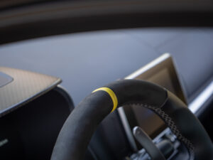 Volant avec surpiqûres contrastées – ALPINE – A110 Color Edition – 2021 – Jaune Tournesol – 16 900 km – 292 ch – 4 cylindres Turbo – Transmission : Sequentielle – Origine Allemagne – Privaty Cars – Service de courtage et recherche automobile premium à 2 heures de Paris en TGV