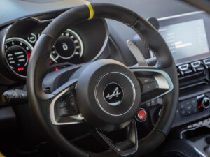 Volant – ALPINE – A110 Color Edition – 2021 – Jaune Tournesol – 16 900 km – 292 ch – 4 cylindres Turbo – Transmission : Sequentielle – Origine Allemagne – Privaty Cars – Spécialiste ALPINE d’occasion proche de Bordeaux