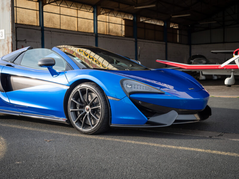 À vendre – MCLAREN – 570S Spider – 2019 – Vega Blue – 18 900 km – 570 ch – V8 Bi-Turbo – Transmission : Sequentielle – Vue principale – Origine Allemagne – Privaty Cars – Achat et vente de voitures de luxe d’occasion à La Rochelle