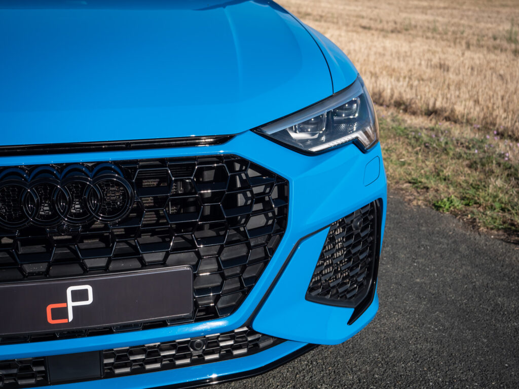 Grille avant avec maillage noir – AUDI – RS Q3 Sportback – 2020 – Turbo blue – 400 ch – 5 cylindres Turbo – 16 900 km – Transmission : Sequentielle – Origine Allemagne – Privaty Cars – Véhicules de sport et de luxe d’occasion près de Niort