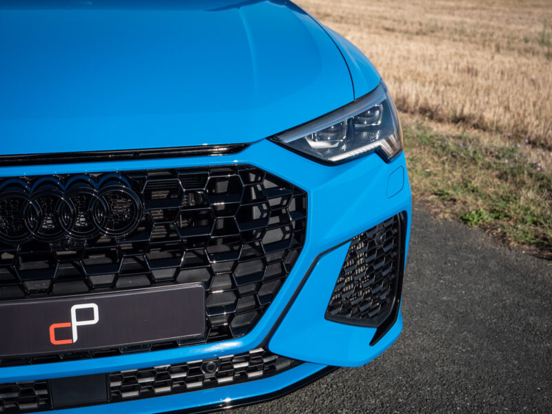 Grille avant avec maillage noir – AUDI – RS Q3 Sportback – 2020 – Turbo blue – 400 ch – 5 cylindres Turbo – 16 900 km – Transmission : Sequentielle – Origine Allemagne – Privaty Cars – Véhicules de sport et de luxe d’occasion près de Niort