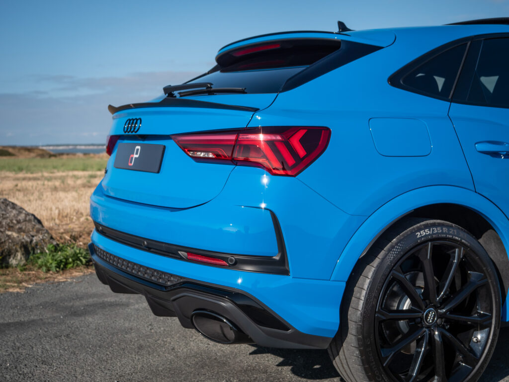 Vue arrière avec diffuseur et feux LED – AUDI – RS Q3 Sportback – 2020 – Turbo blue – 400 ch – 5 cylindres Turbo – 16 900 km – Transmission : Sequentielle – Origine Allemagne – Privaty Cars – Spécialiste des voitures de luxe d’occasion en Nouvelle-Aquitaine