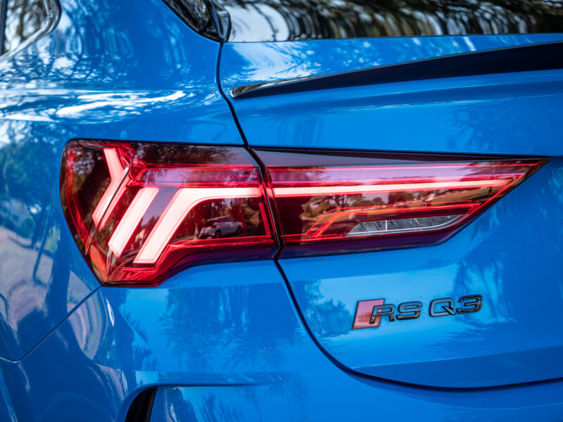 Feu arrière avec éclairage LED – AUDI – RS Q3 Sportback – 2020 – Turbo blue – 400 ch – 5 cylindres Turbo – 16 900 km – Transmission : Sequentielle – Origine Allemagne – Privaty Cars – Spécialiste des voitures de luxe d’occasion près de Poitiers