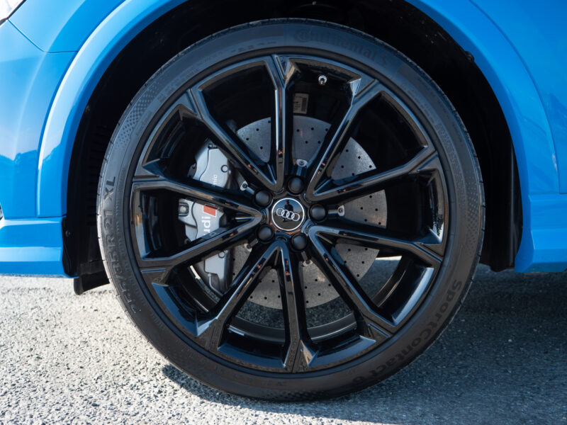 Jantes en alliage noir brillant – AUDI – RS Q3 Sportback – 2020 – Turbo blue – 400 ch – 5 cylindres Turbo – 16 900 km – Transmission : Sequentielle – Origine Allemagne – Privaty Cars – Négoce de véhicules GT et sportives d’exception à La Rochelle