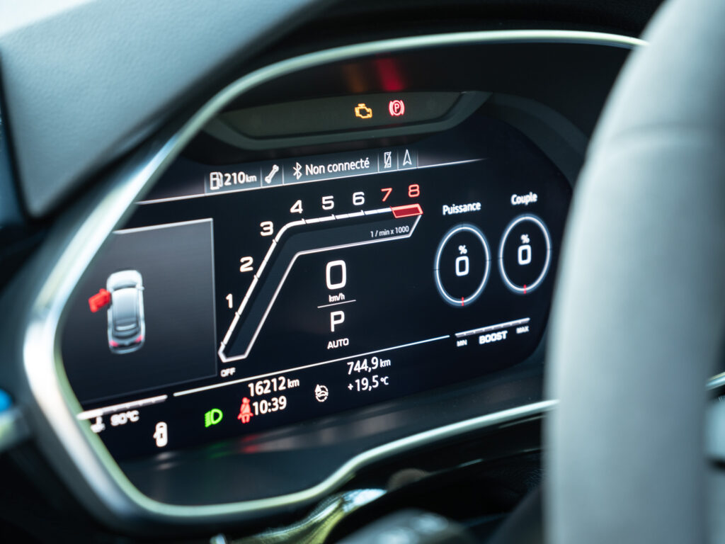 Tableau de bord – AUDI – RS Q3 Sportback – 2020 – Turbo blue – 400 ch – 5 cylindres Turbo – 16 900 km – Transmission : Sequentielle – Origine Allemagne – Privaty Cars – Expert des sportives d’occasion haut de gamme à 2 heures de Paris en TGV