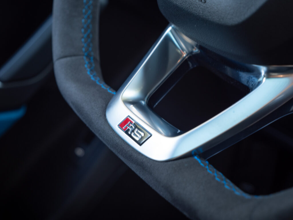 Volant avec surpiqûres bleues – AUDI – RS Q3 Sportback – 2020 – Turbo blue – 400 ch – 5 cylindres Turbo – 16 900 km – Transmission : Sequentielle – Origine Allemagne – Privaty Cars – Achat et vente de voitures de luxe d’occasion près de Poitiers