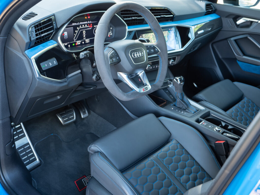 Intérieur avec sièges en cuir – AUDI – RS Q3 Sportback – 2020 – Turbo blue – 400 ch – 5 cylindres Turbo – 16 900 km – Transmission : Sequentielle – Origine Allemagne – Privaty Cars – Vente de véhicules d’investissement et de collection à 2 heures de Paris en TGV