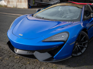 Phares avant avec design angulaire – MCLAREN – 570S Spider – 2019 – Vega Blue – 570 ch – V8 Bi-Turbo – 18 900 km – Transmission : Sequentielle – Origine Allemagne – Privaty Cars – Achat et vente de voitures de luxe d’occasion en Nouvelle-Aquitaine