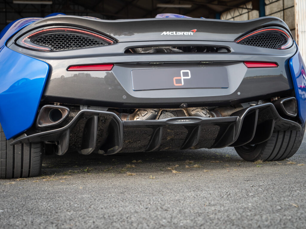 Diffuseur arrière avec sorties d'échappement – MCLAREN – 570S Spider – 2019 – Vega Blue – 570 ch – V8 Bi-Turbo – 18 900 km – Transmission : Sequentielle – Origine Allemagne – Privaty Cars – Rachat cash de voitures MCLAREN en Nouvelle-Aquitaine