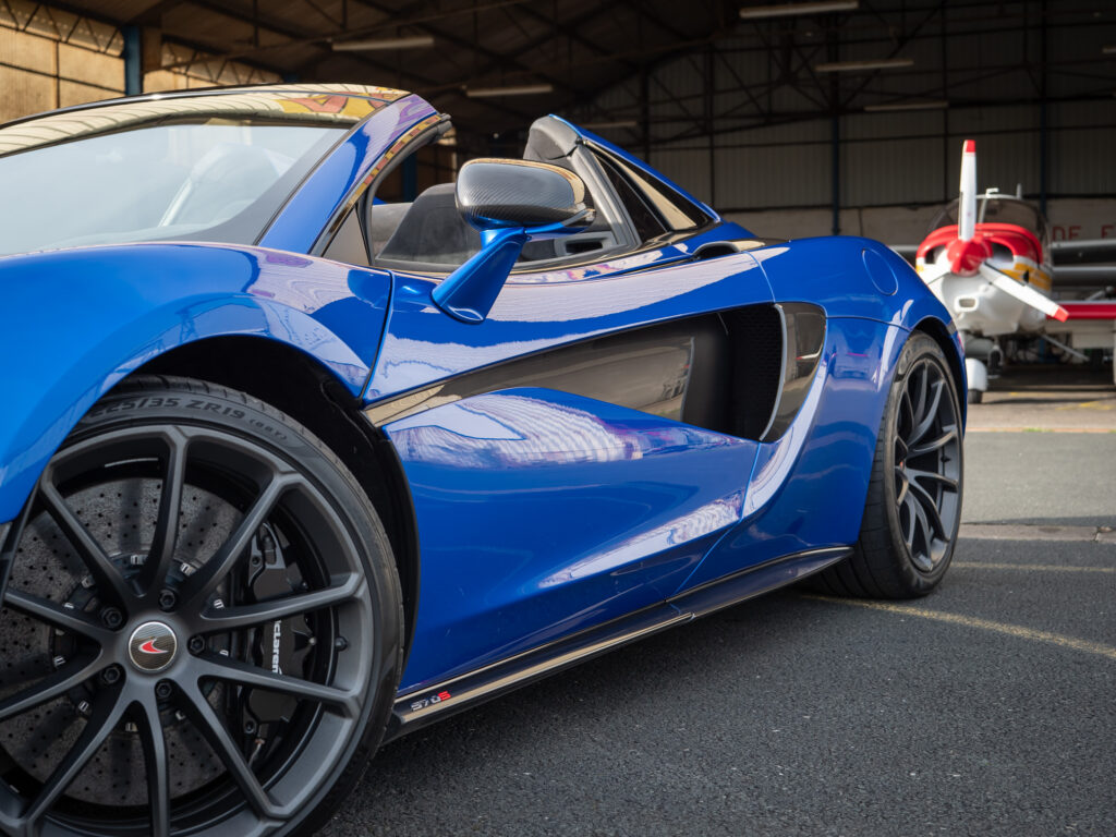 Jante alliage noir avec étriers visibles – MCLAREN – 570S Spider – 2019 – Vega Blue – 570 ch – V8 Bi-Turbo – 18 900 km – Transmission : Sequentielle – Origine Allemagne – Privaty Cars – Spécialiste des voitures de luxe d’occasion entre Bordeaux et Nantes