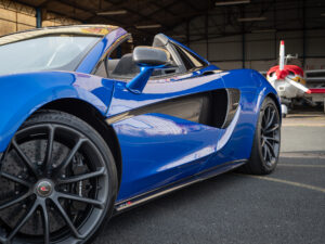 Jante alliage noir avec étriers visibles – MCLAREN – 570S Spider – 2019 – Vega Blue – 570 ch – V8 Bi-Turbo – 18 900 km – Transmission : Sequentielle – Origine Allemagne – Privaty Cars – Spécialiste des voitures de luxe d’occasion entre Bordeaux et Nantes