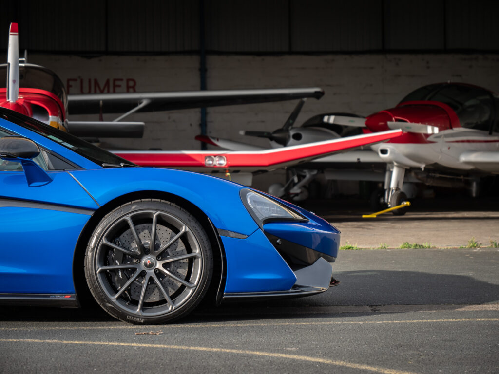 Jante alliage avec freins perforés – MCLAREN – 570S Spider – 2019 – Vega Blue – 570 ch – V8 Bi-Turbo – 18 900 km – Transmission : Sequentielle – Origine Allemagne – Privaty Cars – Sélection de véhicules MCLAREN disponibles entre Bordeaux et Nantes