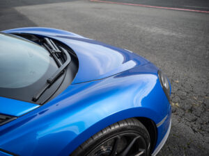 Capot avec lignes aérodynamiques – MCLAREN – 570S Spider – 2019 – Vega Blue – 570 ch – V8 Bi-Turbo – 18 900 km – Transmission : Sequentielle – Origine Allemagne – Privaty Cars – Achat et vente de voitures de luxe d’occasion dans l’Ouest de la France
