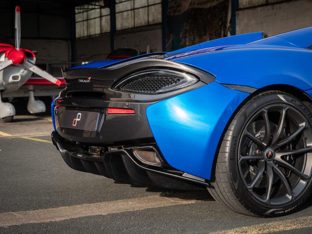 Diffuseur arrière avec sorties d'échappement – MCLAREN – 570S Spider – 2019 – Vega Blue – 570 ch – V8 Bi-Turbo – 18 900 km – Transmission : Sequentielle – Origine Allemagne – Privaty Cars – Importation de véhicules de prestige et sportifs à La Rochelle