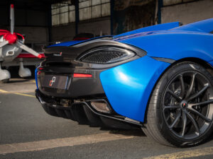 Diffuseur arrière avec sorties d'échappement – MCLAREN – 570S Spider – 2019 – Vega Blue – 570 ch – V8 Bi-Turbo – 18 900 km – Transmission : Sequentielle – Origine Allemagne – Privaty Cars – Importation de véhicules de prestige et sportifs à La Rochelle