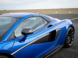 Rétroviseur en carbone avec support aérodynamique – MCLAREN – 570S Spider – 2019 – Vega Blue – 570 ch – V8 Bi-Turbo – 18 900 km – Transmission : Sequentielle – Origine Allemagne – Privaty Cars – Spécialiste des voitures de luxe d’occasion à 2 heures de Paris en TGV