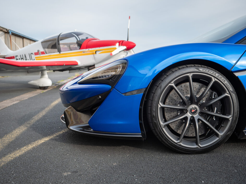 Jante alliage avec freins perforés – MCLAREN – 570S Spider – 2019 – Vega Blue – 570 ch – V8 Bi-Turbo – 18 900 km – Transmission : Sequentielle – Origine Allemagne – Privaty Cars – Dépôt-vente de véhicules MCLAREN en Nouvelle-Aquitaine