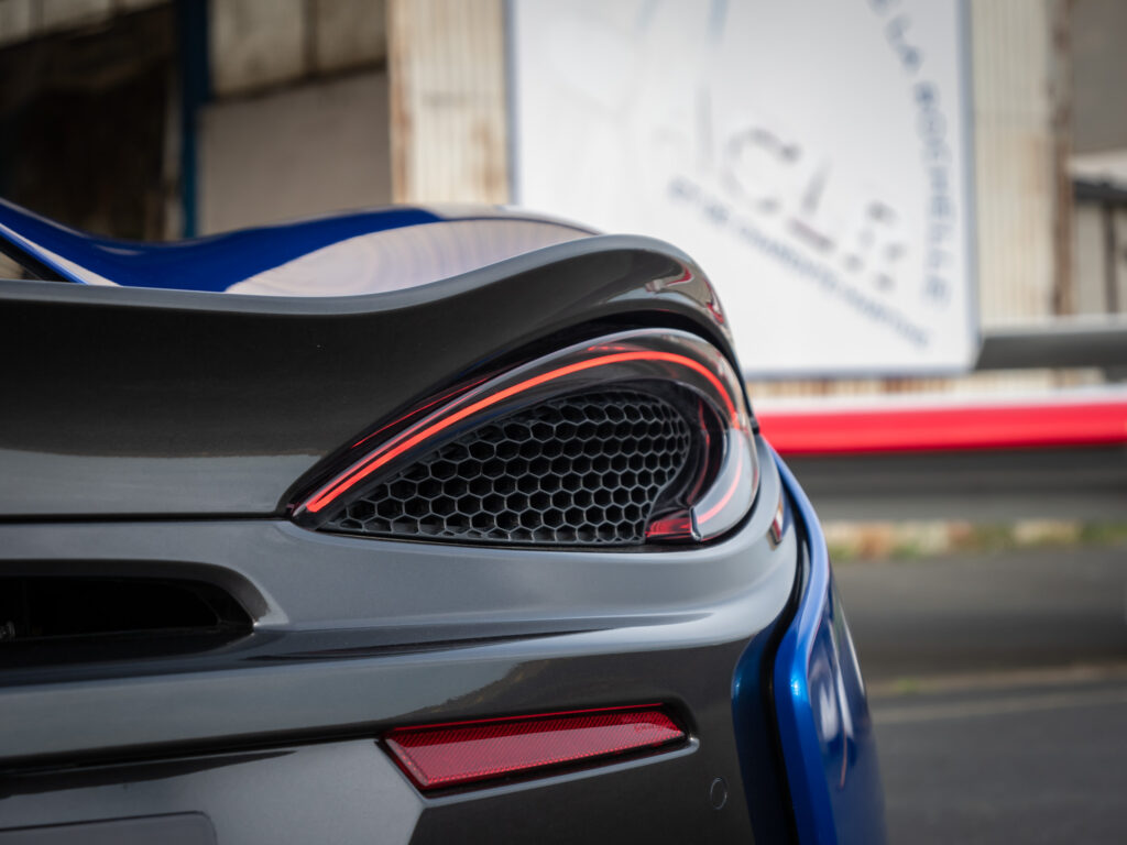 Éléments de carrosserie arrière avec feux – MCLAREN – 570S Spider – 2019 – Vega Blue – 570 ch – V8 Bi-Turbo – 18 900 km – Transmission : Sequentielle – Origine Allemagne – Privaty Cars – Spécialiste indépendant Porsche, Ferrari et McLaren à La Rochelle