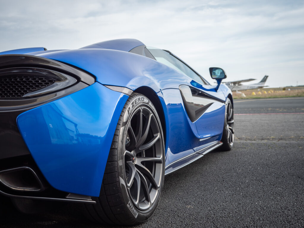 Jante alliage avec pneus Pirelli – MCLAREN – 570S Spider – 2019 – Vega Blue – 570 ch – V8 Bi-Turbo – 18 900 km – Transmission : Sequentielle – Origine Allemagne – Privaty Cars – Sélection de véhicules MCLAREN disponibles proche de Nantes