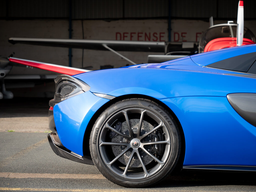 Jante alliage avec pneus Pirelli – MCLAREN – 570S Spider – 2019 – Vega Blue – 570 ch – V8 Bi-Turbo – 18 900 km – Transmission : Sequentielle – Origine Allemagne – Privaty Cars – Showroom de voitures de sport haut de gamme proche de Bordeaux