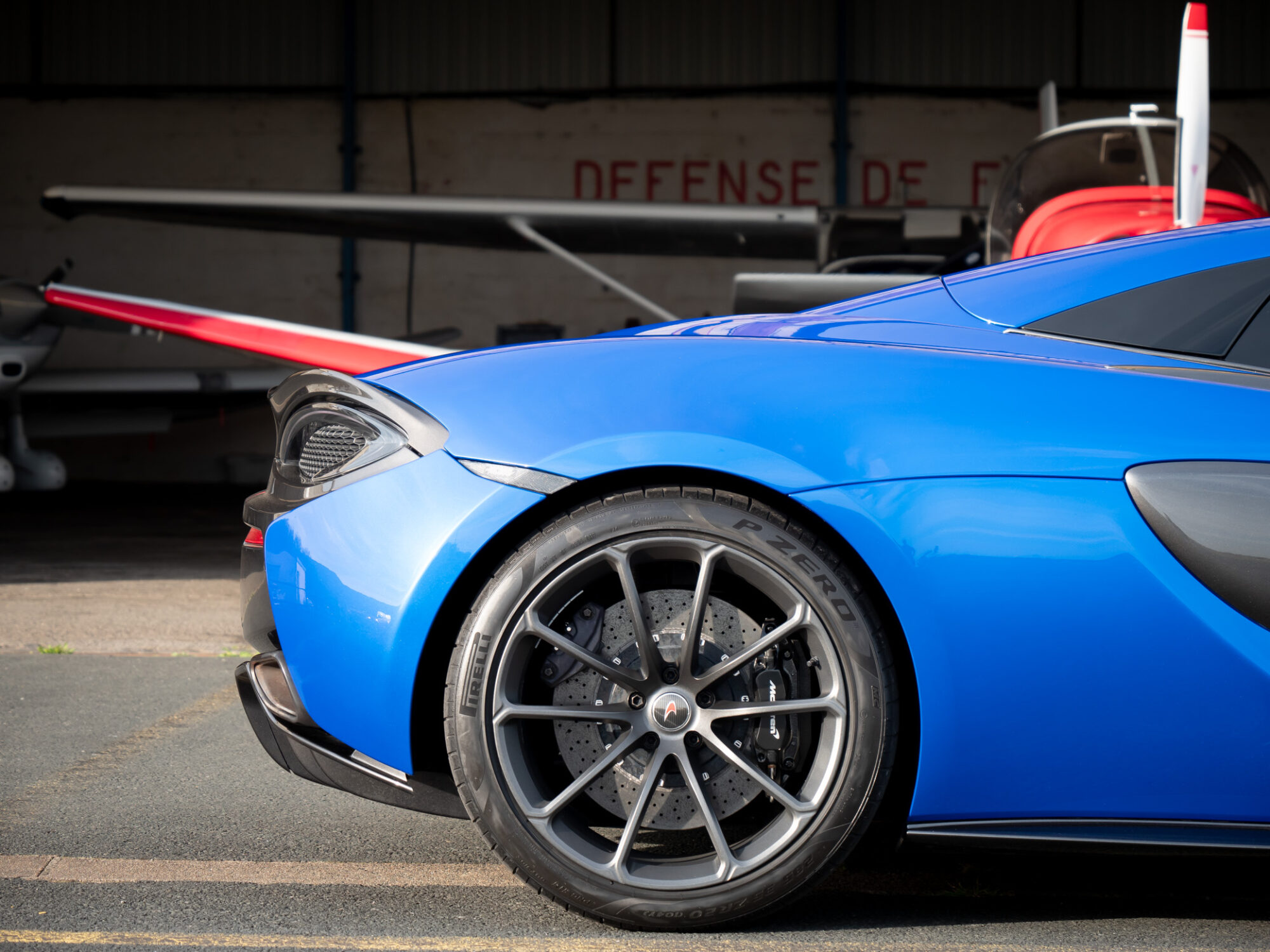 Jante alliage avec pneus Pirelli – MCLAREN – 570S Spider – 2019 – Vega Blue – 570 ch – V8 Bi-Turbo – 18 900 km – Transmission : Sequentielle – Origine Allemagne – Privaty Cars – Showroom de voitures de sport haut de gamme proche de Bordeaux