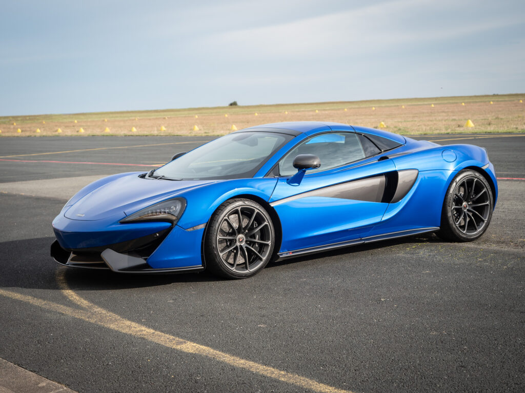 Vue latérale avec jantes sportives – MCLAREN – 570S Spider – 2019 – Vega Blue – 570 ch – V8 Bi-Turbo – 18 900 km – Transmission : Sequentielle – Origine Allemagne – Privaty Cars – Commerce de voitures de sport luxe et premium en Charente-Maritime
