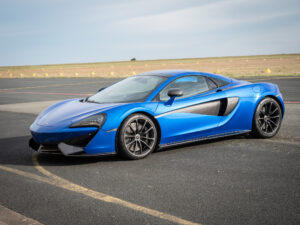Vue latérale avec jantes sportives – MCLAREN – 570S Spider – 2019 – Vega Blue – 570 ch – V8 Bi-Turbo – 18 900 km – Transmission : Sequentielle – Origine Allemagne – Privaty Cars – Commerce de voitures de sport luxe et premium en Charente-Maritime