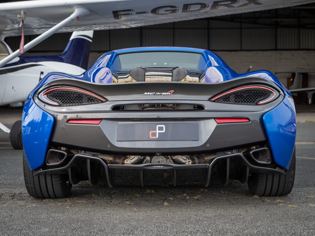 Vue arrière avec diffuseur et échappements – MCLAREN – 570S Spider – 2019 – Vega Blue – 570 ch – V8 Bi-Turbo – 18 900 km – Transmission : Sequentielle – Origine Allemagne – Privaty Cars – Spécialiste des sportives d’occasion dans l’Ouest de la France