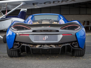 Vue arrière avec diffuseur et échappements – MCLAREN – 570S Spider – 2019 – Vega Blue – 570 ch – V8 Bi-Turbo – 18 900 km – Transmission : Sequentielle – Origine Allemagne – Privaty Cars – Spécialiste des sportives d’occasion dans l’Ouest de la France