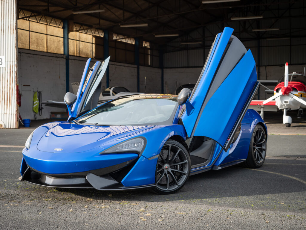 Portes papillon ouvertes – MCLAREN – 570S Spider – 2019 – Vega Blue – 570 ch – V8 Bi-Turbo – 18 900 km – Transmission : Sequentielle – Origine Allemagne – Privaty Cars – Dépôt-vente de véhicules MCLAREN proche de Nantes