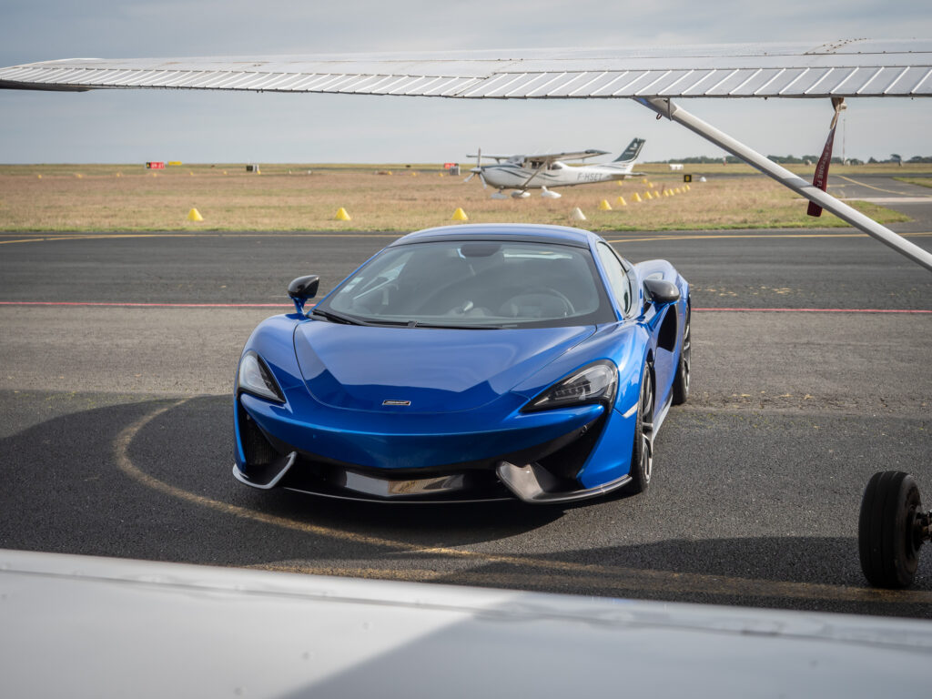 Vue avant avec phares distinctifs – MCLAREN – 570S Spider – 2019 – Vega Blue – 570 ch – V8 Bi-Turbo – 18 900 km – Transmission : Sequentielle – Origine Allemagne – Privaty Cars – Expert des modèles MCLAREN près de Niort