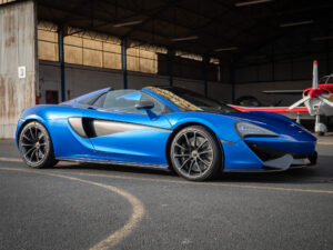 Vue latérale avec toit décapotable – MCLAREN – 570S Spider – 2019 – Vega Blue – 570 ch – V8 Bi-Turbo – 18 900 km – Transmission : Sequentielle – Origine Allemagne – Privaty Cars – Vente de véhicules d’investissement et de collection proche de Bordeaux