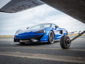 Vue avant avec prise d'air – MCLAREN – 570S Spider – 2019 – Vega Blue – 570 ch – V8 Bi-Turbo – 18 900 km – Transmission : Sequentielle – Origine Allemagne – Privaty Cars – Vente de voitures de sport d’occasion proche de Nantes