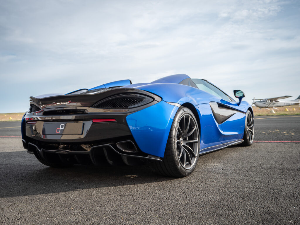 Vue arrière avec diffuseur et échappement – MCLAREN – 570S Spider – 2019 – Vega Blue – 570 ch – V8 Bi-Turbo – 18 900 km – Transmission : Sequentielle – Origine Allemagne – Privaty Cars – Spécialiste des sportives d’occasion en Nouvelle-Aquitaine