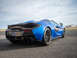 Vue arrière avec diffuseur et échappement – MCLAREN – 570S Spider – 2019 – Vega Blue – 570 ch – V8 Bi-Turbo – 18 900 km – Transmission : Sequentielle – Origine Allemagne – Privaty Cars – Spécialiste des sportives d’occasion en Nouvelle-Aquitaine