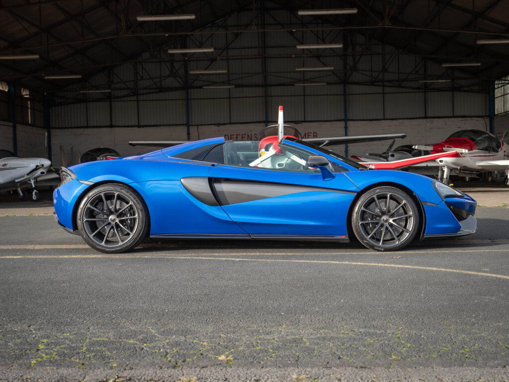 Vue latérale avec jantes sportives – MCLAREN – 570S Spider – 2019 – Vega Blue – 570 ch – V8 Bi-Turbo – 18 900 km – Transmission : Sequentielle – Origine Allemagne – Privaty Cars – Spécialiste des sportives d’occasion à La Rochelle