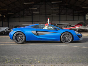 Vue latérale avec jantes sportives – MCLAREN – 570S Spider – 2019 – Vega Blue – 570 ch – V8 Bi-Turbo – 18 900 km – Transmission : Sequentielle – Origine Allemagne – Privaty Cars – Spécialiste des sportives d’occasion à La Rochelle