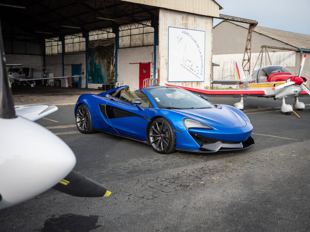 Vue latérale avec toit replié – MCLAREN – 570S Spider – 2019 – Vega Blue – 570 ch – V8 Bi-Turbo – 18 900 km – Transmission : Sequentielle – Origine Allemagne – Privaty Cars – Rachat cash de voitures de sport d’occasion près de Poitiers