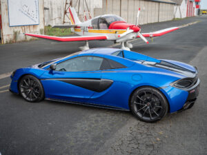 Vue latérale avec jantes noires – MCLAREN – 570S Spider – 2019 – Vega Blue – 570 ch – V8 Bi-Turbo – 18 900 km – Transmission : Sequentielle – Origine Allemagne – Privaty Cars – Dépôt-vente de voitures de sport et véhicules d’exception dans l’Ouest de la France