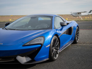 Vue avant avec phares LED – MCLAREN – 570S Spider – 2019 – Vega Blue – 570 ch – V8 Bi-Turbo – 18 900 km – Transmission : Sequentielle – Origine Allemagne – Privaty Cars – Spécialiste indépendant Porsche, Ferrari et McLaren près de Niort