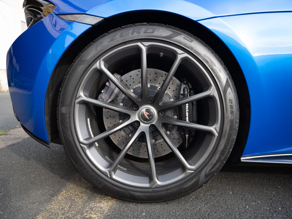 Jantes avec design en alliage léger – MCLAREN – 570S Spider – 2019 – Vega Blue – 570 ch – V8 Bi-Turbo – 18 900 km – Transmission : Sequentielle – Origine Allemagne – Privaty Cars – Courtage automobile pour véhicules exclusifs près de Niort